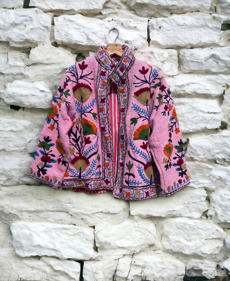 Veste Suzani Tnt faite main, manteau d'hiver pour femme, kimono court en coton, veste brodée, veste à fleurs, peignoir, cadeau pour elle Pink Suzani Jacket