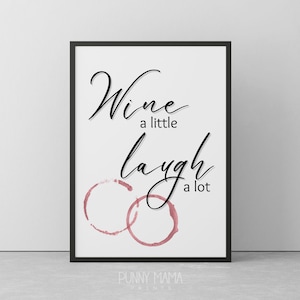 Può includere: Una stampa d'arte stampabile bianca con testo nero che recita "Wine a little laugh a lot". Due anelli di bicchiere di vino rosa sono sulla stampa.