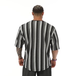 K&ouml;nnte beinhalten: Ein kurz&auml;rmeliges Hemd mit schwarzen und grauen Streifen in lockerer Passform.