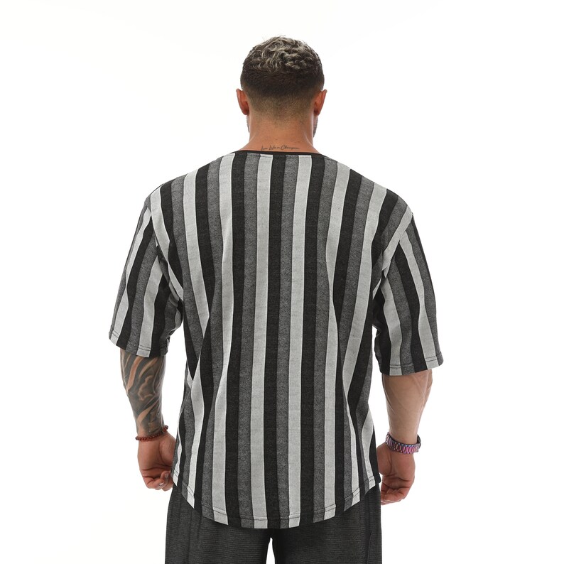 K&ouml;nnte beinhalten: Ein kurz&auml;rmeliges Hemd mit schwarzen und grauen Streifen in lockerer Passform.