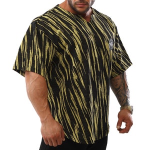 Könnte beinhalten: Ein kurzärmeliges Shirt mit schwarzen und gelben Streifen und einem V-Ausschnitt.