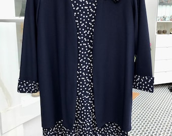 Madre della sposa/sposo. Molto lusinghiero, giacca e abito coordinato taglia 14 blu navy e bianco, in ottime condizioni. Abito ideale per matrimoni o feste.