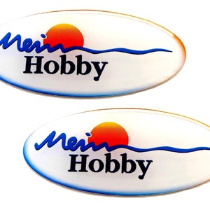 Set van 2 stuks. Mein Hobby Camper-logo stickers met koepelvormige hars