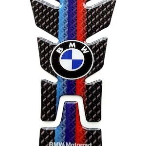 Könnte beinhalten: Ein schwarzes und silbernes Motorrad-Tankpad mit dem BMW-Logo und dem Text "K 1300 R". Das Pad hat ein Karbonfasermuster und blaue, rote und blaue Streifen.