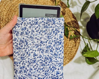 Blue Floral Padded Kindle Sleeve| Kindle Paperwhite sleeve| Kindle cover| Booke Sleeve| Padded Sleeve| Bookish Gift
