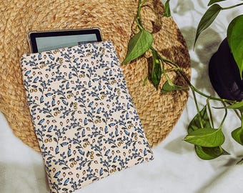 Quilted Blueberry vine Kindle Paperwhite Sleeve| Padded Kindle Sleeve| Book Sleeve| Padded Sleeve| Book Cover| Kindle Cover| Bookish Gift|