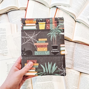 Kindle Paperwhite Sleeve| Spooky books padded kindle sleeve| Book Sleeve| Kindle Sleeve| Paperwhite cover| Bookish Gift|