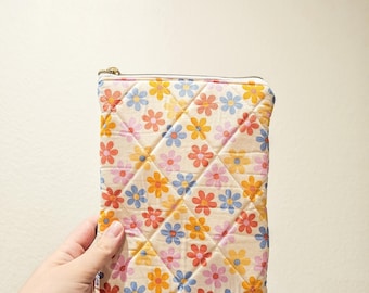 Quilted colorful Daisies Padded Kindle Sleeve| Kindle Paperwhite Sleeve| Kindle Sleeve| Book Sleeve| Bookish Gift| Padded Sleeve|