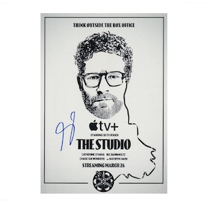 Peut inclure: Affiche en noir et blanc pour "The Studio" avec Seth Rogen. L'affiche présente un portrait stylisé de Rogen, le logo Apple TV+ et la date de diffusion. Comprend une signature bleue.