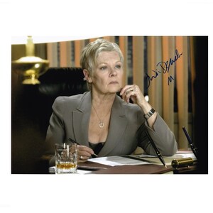 Judi Dench Casino Royal Autografo firmato a mano Foto 8x12 COA