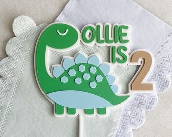Adorno de dinosaurio personalizado para tarta: colores y edad personalizados. Decoración para fiesta de dinosaurios impresa en 3D.