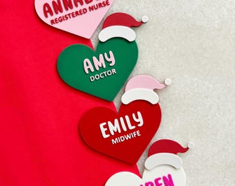 Insignia de nombre personalizada con forma de corazón y gorro de Papá Noel para Navidad, insignia de enfermera o maestra, insignia personalizada, pin magnético para insignia de nombre, temporada festiva