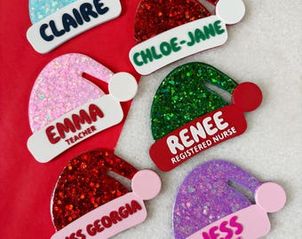 Insignia con nombre personalizada con gorro de Papá Noel con purpurina navideña, insignia para enfermera o maestra, insignia personalizada, pin magnético para insignia con nombre, temporada festiva