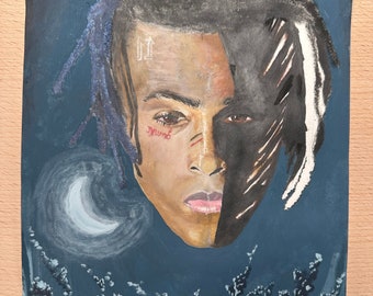 Puede incluir: Un retrato dibujado a mano de una persona con cabello azul y negro. La cara de la persona está parcialmente oscurecida por rayas blancas y negras. El fondo es azul oscuro con nubes blancas y una luna creciente.
