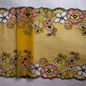 K&ouml;nnte beinhalten: Gelber floraler Spitzenbesatz mit schwarzen und wei&szlig;en Bl&uuml;ten und rosa Akzenten. Die Spitze hat ein zartes, vintage-inspiriertes Design.