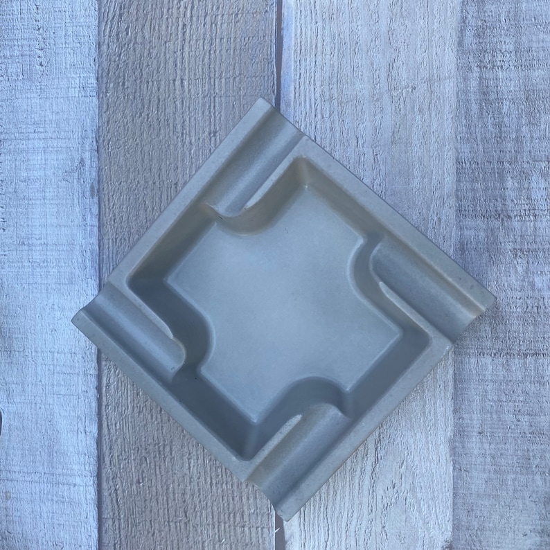 Quadratischer Kristall-Aschenbecher 15x15 Cm – Transparentes Gold, Handpoliert, Mit Zigarettenschlitz, Für Zuhause & Büro