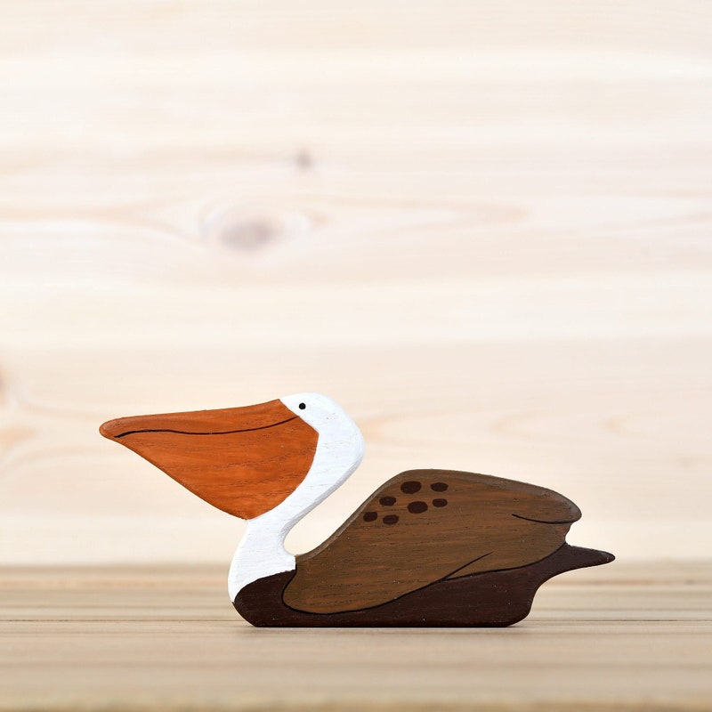 Pélican en bois main image 1