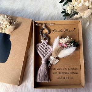 Geschenkset Danke Mama, Makramee Schlüsselanhänger, Karte mit Trockenblumenstrauß, Geschenkschachtel, Grußkarte mit Makramee