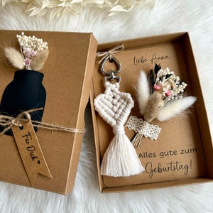 Geschenkschachtel Geburtstag mit Makramee Schlüsselanhänger, Grußkarte, Personalisierter Text, Trockenblumenstrauß, Geschenkbox Geburtstag