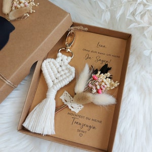 Trauzeugin fragen, Geschenkbox mit mini Trockenblumenstrauß und Makramee, personalisierbar
