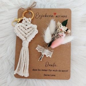 Makramee Schlüsselanhänger mit Grußkarte, Erzieherin Geschenk, Personalisiert, Abschiedsgeschenk, Erzieherin mit Herz