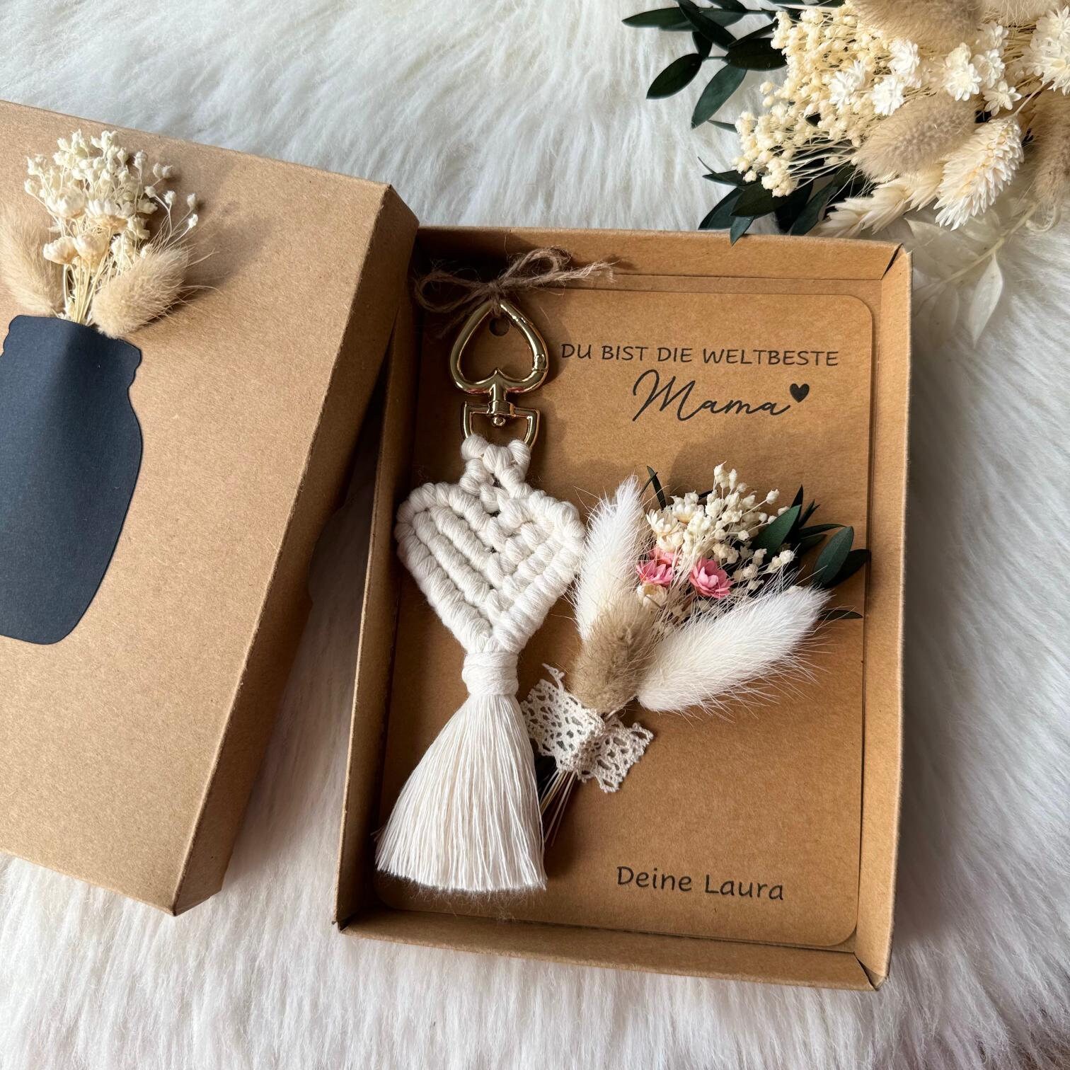 Gift set World's Best Mom, Mother's Day card, macrame, mini dried flower bouquet, keychain