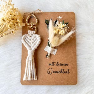 Personalisierte Karte mit Trockenblumen und Makramee, Geschenkset mit Wunschtext, besondere Karte, Individuell,  Makramee Schlüsselanhänger