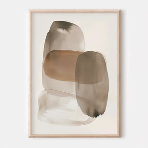 Puede incluir: Impresi&oacute;n de arte abstracto con formas superpuestas marrones, beige y grises en un estilo acuarela. La impresi&oacute;n est&aacute; enmarcada en un marco de madera claro.