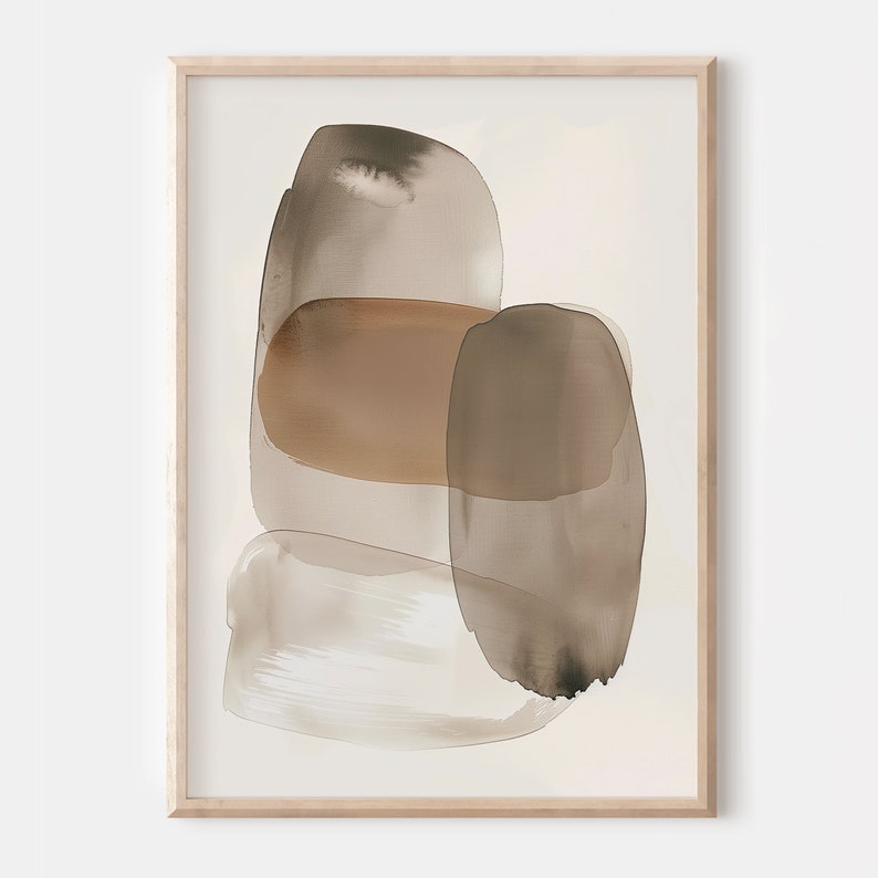 Puede incluir: Impresi&oacute;n de arte abstracto con formas superpuestas marrones, beige y grises en un estilo acuarela. La impresi&oacute;n est&aacute; enmarcada en un marco de madera claro.