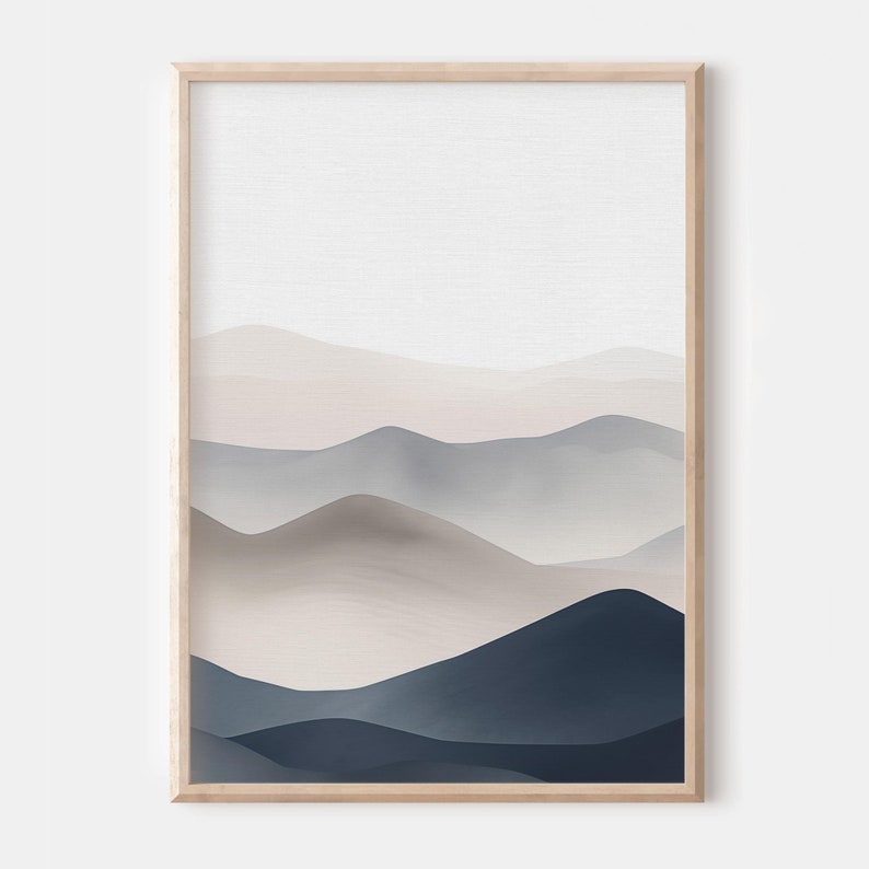 Puede incluir: Impresi&oacute;n de arte abstracto con un paisaje minimalista de monta&ntilde;as superpuestas en capas en tonos de azul, gris y beige. La impresi&oacute;n est&aacute; enmarcada en un marco de madera claro.