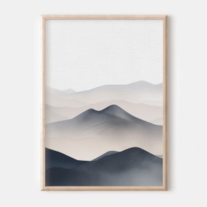 Puede incluir: Impresi&oacute;n de arte abstracto con un paisaje minimalista de monta&ntilde;as azules y beige superpuestas. La impresi&oacute;n est&aacute; enmarcada en un marco de madera claro.