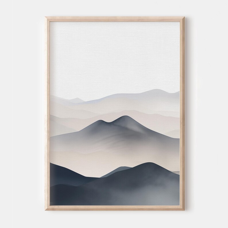Puede incluir: Impresi&oacute;n de arte abstracto con un paisaje minimalista de monta&ntilde;as azules y beige superpuestas. La impresi&oacute;n est&aacute; enmarcada en un marco de madera claro.