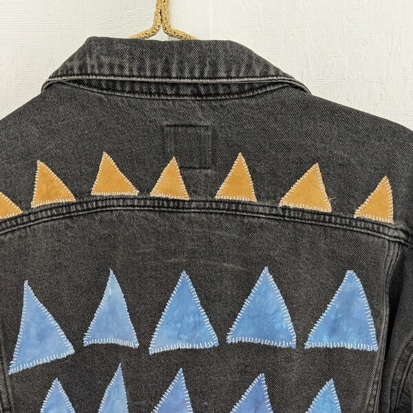 Dreieck Upcycling schwarze Jeansjacke, Jeansjacke mit geometrischen Applikationen, umweltfreundliche Mode, Kunstjacke, blauer Mantel, einzigartige Jeansjacke, Punk