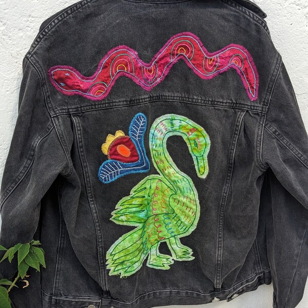 Schlange Schwan Blume Upcycled Jeansjacke, Folklore Applikation Denim, Öko-Mode, künstlerische Jacke, handgemacht, schwarze Jeansjacke, Punk-Denim, Stickerei