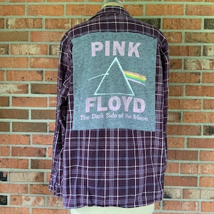 Camisa de flanela reciclada com camiseta do Pink Floyd nas costas