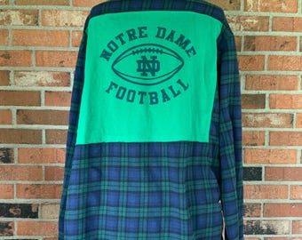 Camisa de franela reciclada con camiseta de Notre Dame en la espalda