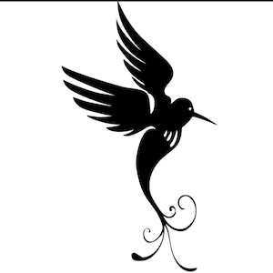 Könnte beinhalten: Eine schwarze Silhouette eines Kolibris im Flug, mit ausgebreiteten Flügeln und einem langen, gebogenen Schnabel. Der Schwanz des Vogels weist dekorative Wirbel auf, die ein elegantes und künstlerisches Design schaffen. Das Bild ist vor einem weißen Hintergrund.