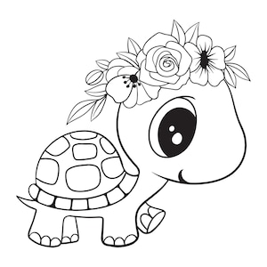 Könnte beinhalten: Schwarz-weiße Cartoon-Illustration einer Schildkröte mit Blumenkrone. Die Schildkröte hat einen gemusterten Panzer und große, ausdrucksstarke Augen. Die Krone enthält Rosen und andere Blüten.