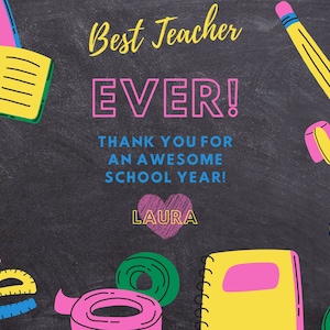 Puede incluir: Una pizarra con el texto "Best Teacher EVER! Thank you for an awesome school year! Laura" en letras de colores. La pizarra est&aacute; decorada con &uacute;tiles escolares, incluyendo una calculadora, un l&aacute;piz, una regla, un par de tijeras, un cuaderno y un dispensador de cinta adhesiva.