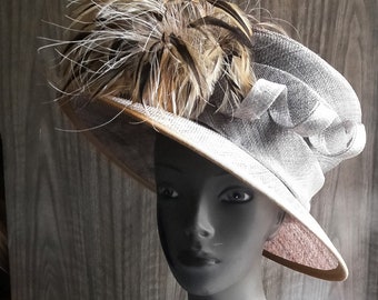 Un cappello da matrimonio/ascot/da sposa ben realizzato in marrone violaceo. Taglia -M