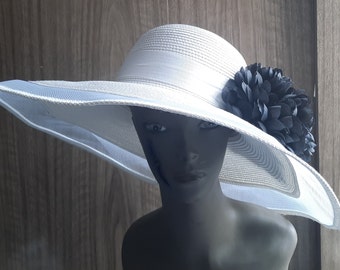 Elegante cappello molto ampio per ascot/matrimonio/cappello da sposa in bianco con opzioni floreali. Misura regolabile