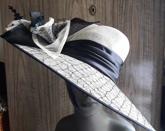 Un ampio cappello da matrimonio/ascot/da sposa ben realizzato in nero e crema Taglia -M