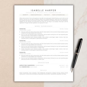 Può includere: Un modello di curriculum professionale con il nome Isabelle Harper in alto, seguito dalle sezioni esperienza lavorativa, istruzione e competenze. Una penna stilografica nera con dettagli argentati è posizionata a destra del documento.