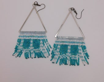 Pendants d'oreilles en perles bleues et blanches