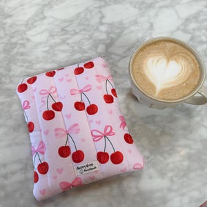Étui pour liseuse matelassé Lambeth Cerises, étui de liseuse rembourré rose avec noeuds, pochette à fermeture éclair cerise, cadeau pour les amoureux des livres, Kindle Paperwhite