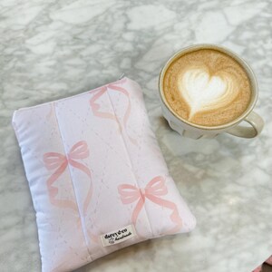 Etui pour liseuse matelassé Balletcore, étui rembourré pour liseuse rose avec gros noeuds, pochette à fermeture éclair coquette, cadeau pour les amoureux des livres, Kindle Paperwhite