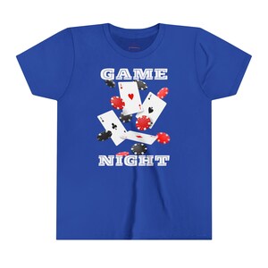 Camiseta de manga corta Game Night YOUTH Tema de noche de juegos retro con fichas de ases flotantes Diseño dinámico para reuniones divertidas y nostálgicas Diversión de fin de semana