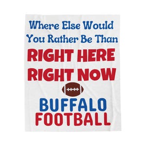 Peut inclure: T-shirt blanc avec du texte bleu et rouge qui dit "Where Else Would You Rather Be Than Right Here Right Now Buffalo Football". Un ballon de football brun est centré sous le texte.