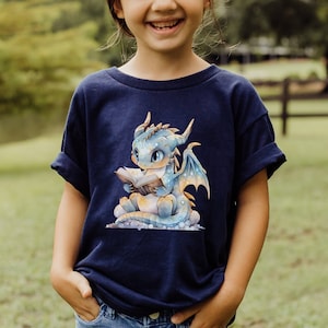 Buch Drachen Shirt, Bücher Drachen, Lese Shirt, Buch Liebhaber Geschenk, Buch Liebhaber Shirt, Baby Drache, süßer Drache, Mädchen Shirt, Kinder Shirt, Tshirt