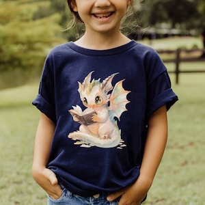 Buch Drachen Shirt, Bücher Drachen, Lese Shirt, Buch Liebhaber Geschenk, Buch Liebhaber Shirt, Baby Drache, süßer Drache, Mädchen Shirt, Kinder Shirt, Tshirt